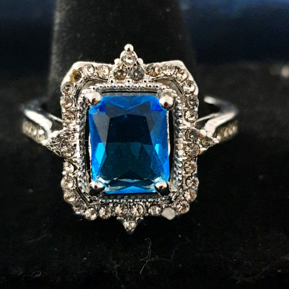 Beautiful Elegant Princess Cut Sapphire Blue Stone Ring